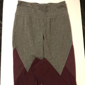 👉🏻 Gray and Maroon Leggings 👈🏻